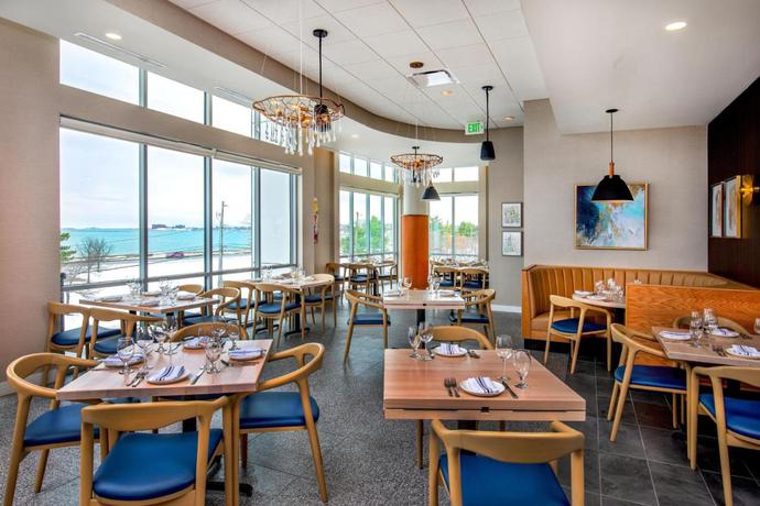 Imagen del bar/restaurante del Hotel SpringHill Suites by Marriott Boston Logan Airport Revere Beach. Foto 2
