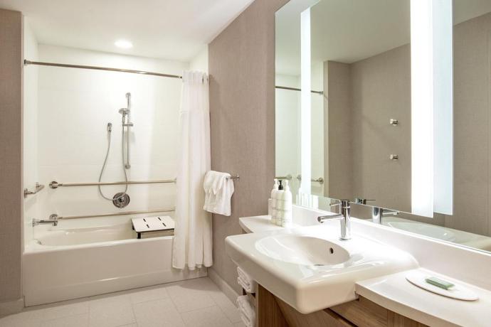 Imagen de la habitación del Hotel SpringHill Suites by Marriott Boston Logan Airport Revere Beach. Foto 6