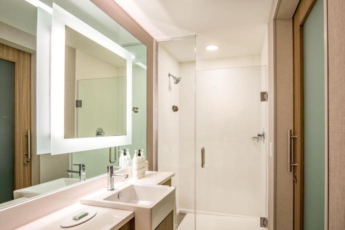Imagen de la habitación del Hotel SpringHill Suites by Marriott Boston Logan Airport Revere Beach. Foto 7