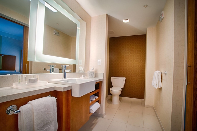 Imagen de la habitación del Hotel SpringHill Suites by Marriott Canton. Foto 10