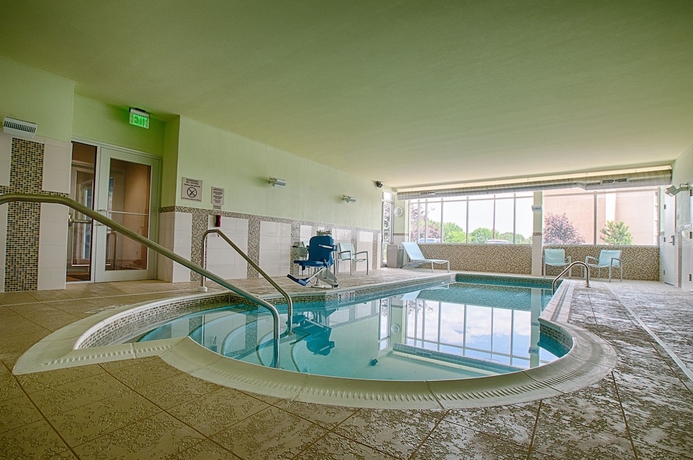 Imagen de la piscina del Hotel SpringHill Suites by Marriott Canton. Foto 18