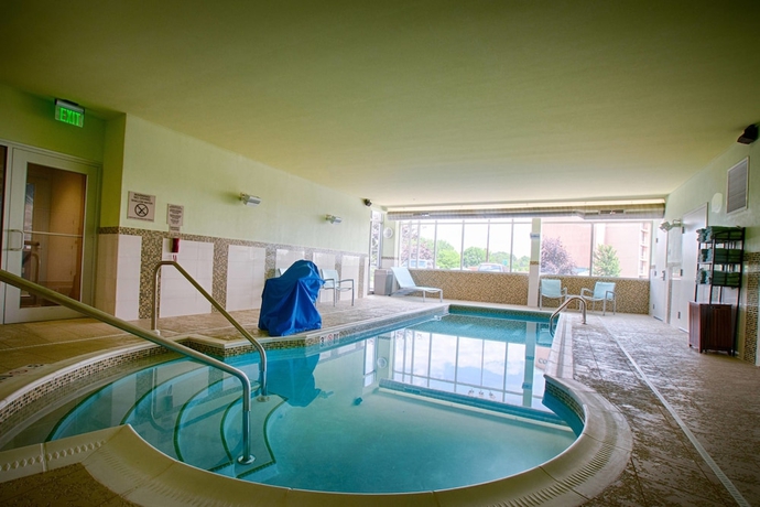 Imagen de la piscina del Hotel SpringHill Suites by Marriott Canton. Foto 19