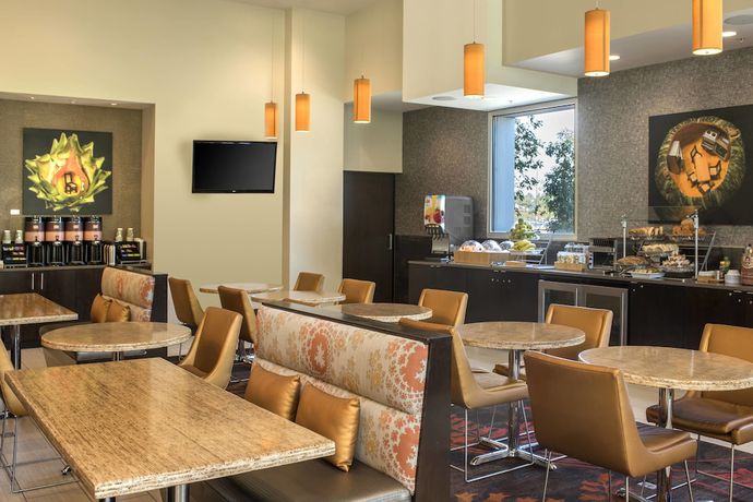 Imagen del bar/restaurante del Hotel SpringHill Suites by Marriott Denver Downtown. Foto 3