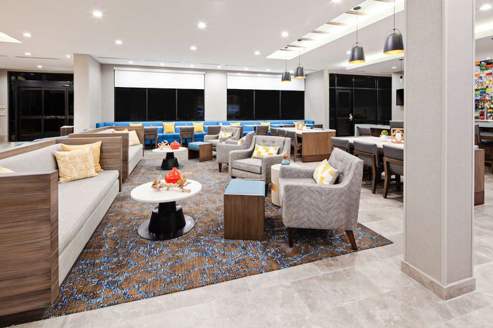 Imagen de los interiores del Hotel SpringHill Suites by Marriott Escondido Downtown. Foto 16