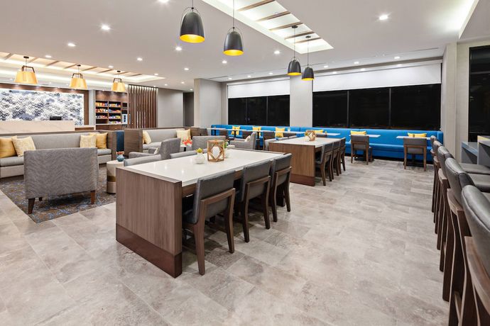 Imagen de los interiores del Hotel SpringHill Suites by Marriott Escondido Downtown. Foto 19