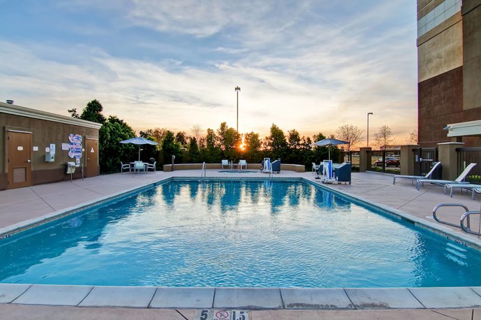 Imagen de la piscina del Hotel SpringHill Suites by Marriott Fresno. Foto 20