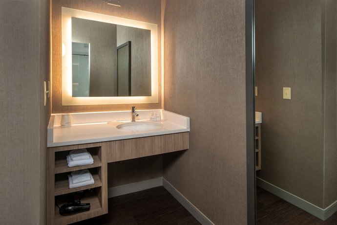 Imagen de la habitación del Hotel SpringHill Suites by Marriott Herndon Reston. Foto 8