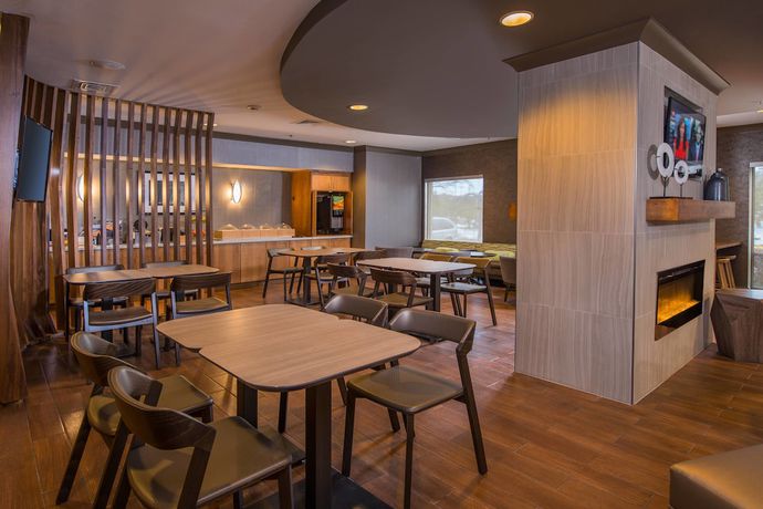 Imagen del bar/restaurante del Hotel SpringHill Suites by Marriott Herndon Reston. Foto 3