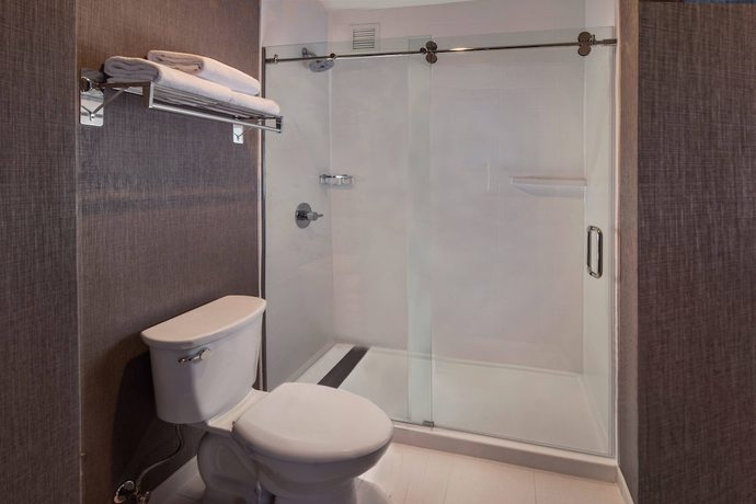 Imagen de la habitación del Hotel SpringHill Suites by Marriott Herndon Reston. Foto 9