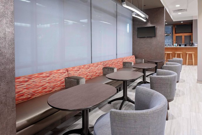 Imagen del bar/restaurante del Hotel SpringHill Suites by Marriott Kansas City Plaza. Foto 2