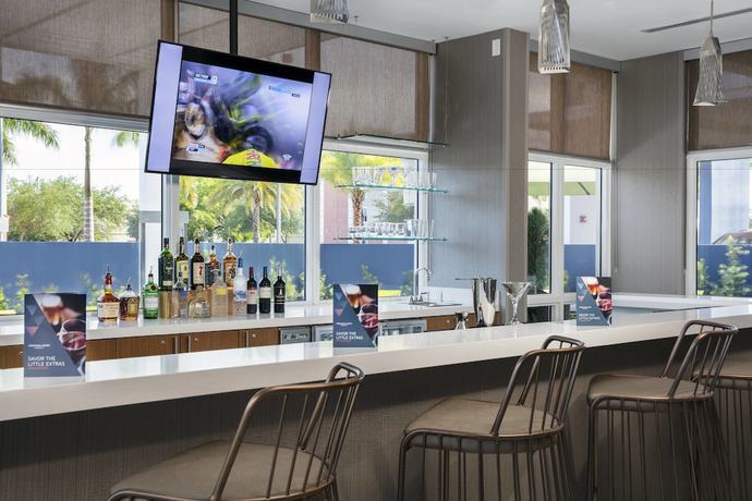 Imagen del bar/restaurante del Hotel SpringHill Suites by Marriott Miami Doral. Foto 2