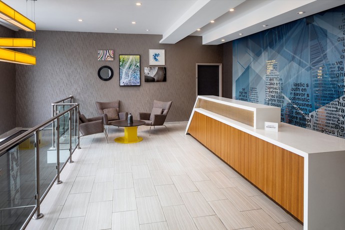 Imagen del bar/restaurante del Hotel SpringHill Suites by Marriott New York JFK Airport/Jamaica. Foto 2
