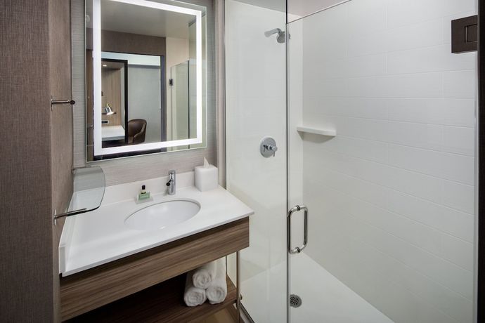 Imagen de la habitación del Hotel SpringHill Suites by Marriott New York JFK Airport/Jamaica. Foto 10