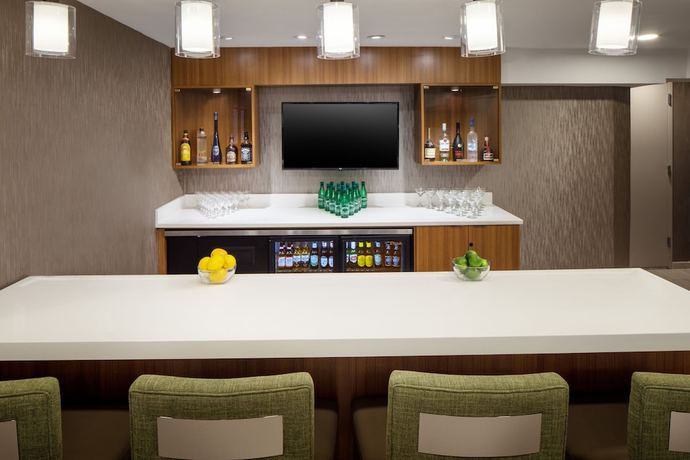 Imagen del bar/restaurante del Hotel SpringHill Suites by Marriott New York JFK Airport/Jamaica. Foto 4