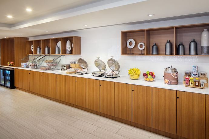 Imagen del bar/restaurante del Hotel SpringHill Suites by Marriott New York JFK Airport/Jamaica. Foto 5