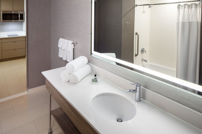 Imagen de la habitación del Hotel SpringHill Suites by Marriott New York JFK Airport/Jamaica. Foto 15