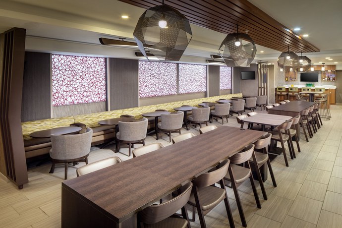 Imagen del bar/restaurante del Hotel SpringHill Suites by Marriott New York JFK Airport/Jamaica. Foto 7