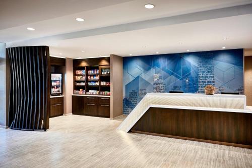 Imagen de los interiores del Hotel SpringHill Suites by Marriott New York Queens. Foto 6