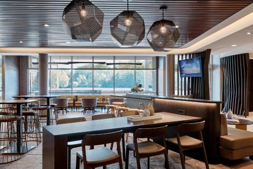 Imagen del bar/restaurante del Hotel SpringHill Suites by Marriott New York Queens. Foto 2