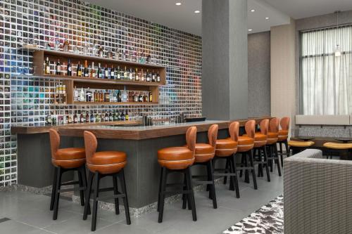 Imagen del bar/restaurante del Hotel SpringHill Suites by Marriott New York Queens. Foto 3