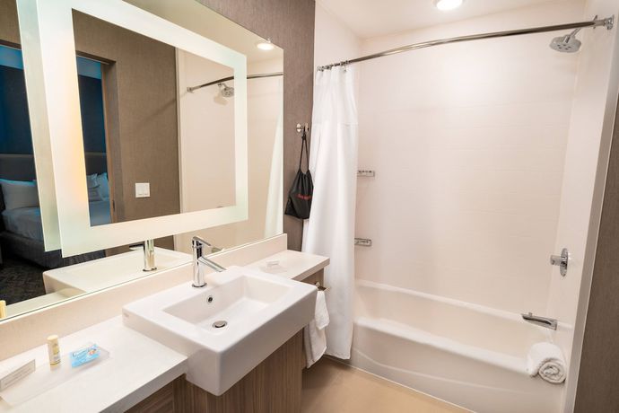 Imagen de la habitación del Hotel SpringHill Suites by Marriott Newark Fremont. Foto 3