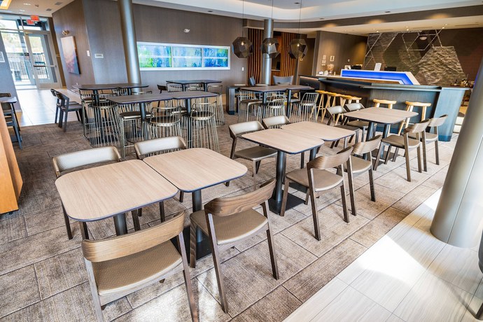 Imagen de los interiores del Hotel SpringHill Suites by Marriott Newark Fremont. Foto 16