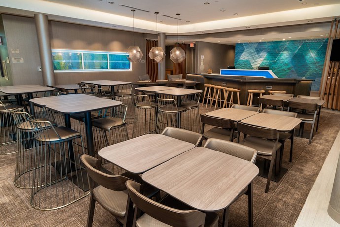 Imagen de los interiores del Hotel SpringHill Suites by Marriott Newark Fremont. Foto 18