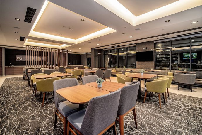 Imagen del bar/restaurante del Hotel SpringHill Suites by Marriott Oakland Airport. Foto 2