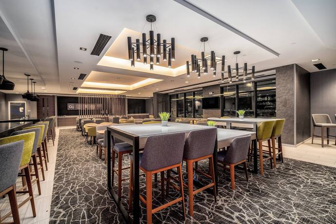 Imagen del bar/restaurante del Hotel SpringHill Suites by Marriott Oakland Airport. Foto 3