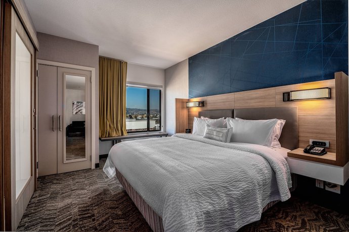 Imagen de la habitación del Hotel SpringHill Suites by Marriott Oakland Airport. Foto 15