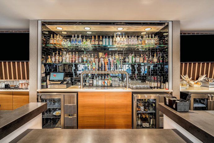 Imagen del bar/restaurante del Hotel SpringHill Suites by Marriott Oakland Airport. Foto 8