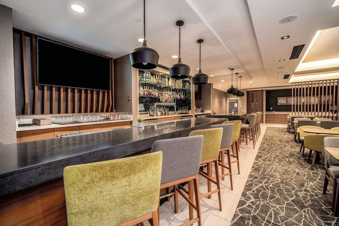 Imagen del bar/restaurante del Hotel SpringHill Suites by Marriott Oakland Airport. Foto 9