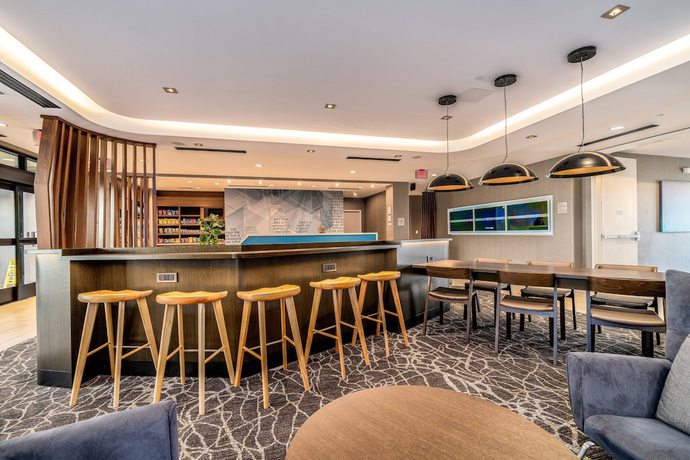 Imagen de los interiores del Hotel SpringHill Suites by Marriott Oakland Airport. Foto 18