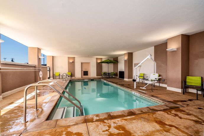 Imagen de la piscina del Hotel SpringHill Suites by Marriott Oakland Airport. Foto 20