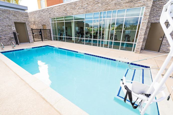 Imagen de la piscina del Hotel SpringHill Suites by Marriott Ontario Airport/Rancho Cucamonga. Foto 19