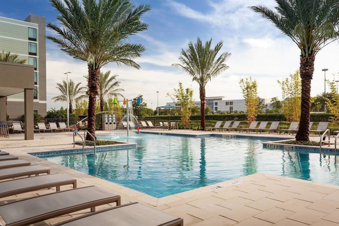 Imagen de la piscina del Hotel SpringHill Suites by Marriott Orlando at Millenia. Foto 17