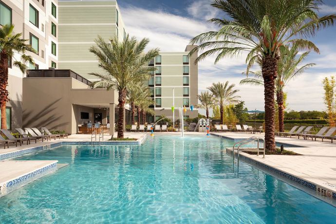 Imagen de la piscina del Hotel SpringHill Suites by Marriott Orlando at Millenia. Foto 18