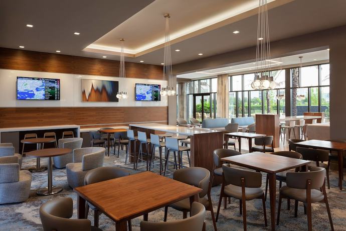 Imagen del bar/restaurante del Hotel SpringHill Suites by Marriott Orlando at Millenia. Foto 2