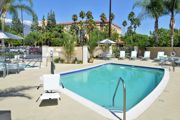Imagen de la piscina del Hotel SpringHill Suites by Marriott Pasadena / Arcadia. Foto 20