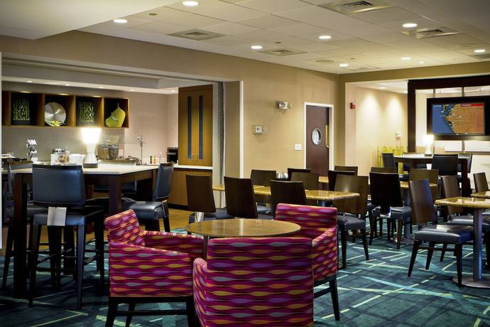 Imagen del bar/restaurante del Hotel SpringHill Suites by Marriott Sarasota Bradenton. Foto 2