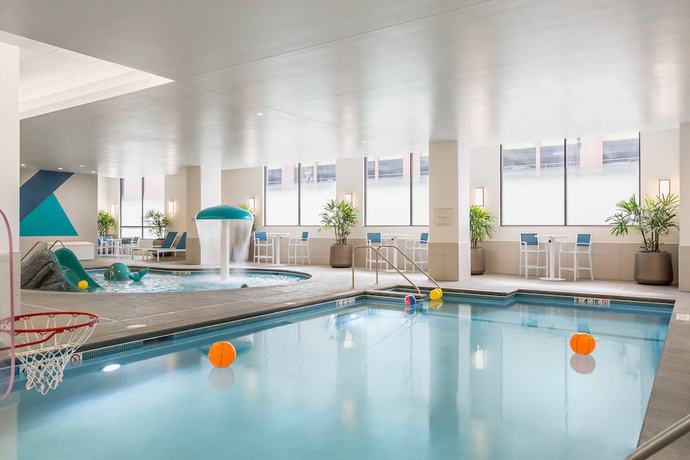 Imagen de la piscina del Hotel SpringHill Suites by Marriott St. Paul Downtown. Foto 20