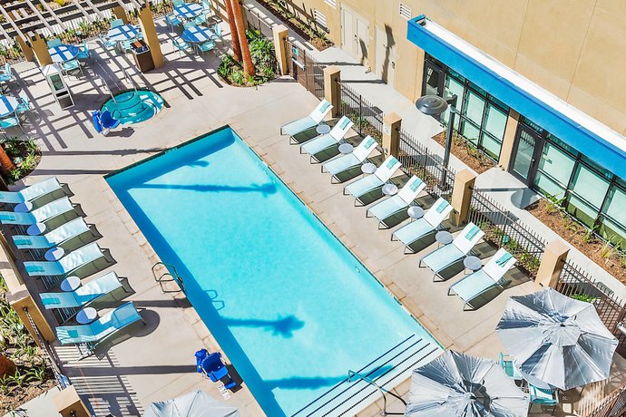 Imagen de la piscina del Hotel Springhill Suites Anaheim Maingate. Foto 19