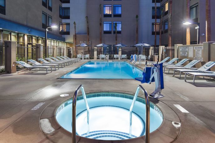 Imagen de la piscina del Hotel Springhill Suites Anaheim Maingate. Foto 20