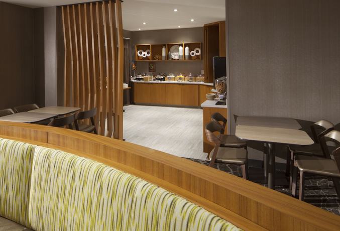 Imagen del bar/restaurante del Hotel Springhill Suites By Marriott Atlanta Kennesaw. Foto 2
