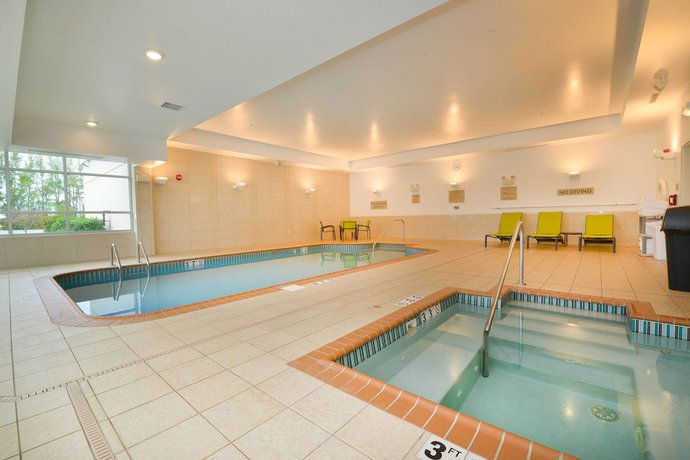 Imagen de la piscina del Hotel Springhill Suites By Marriott Grand Forks. Foto 16