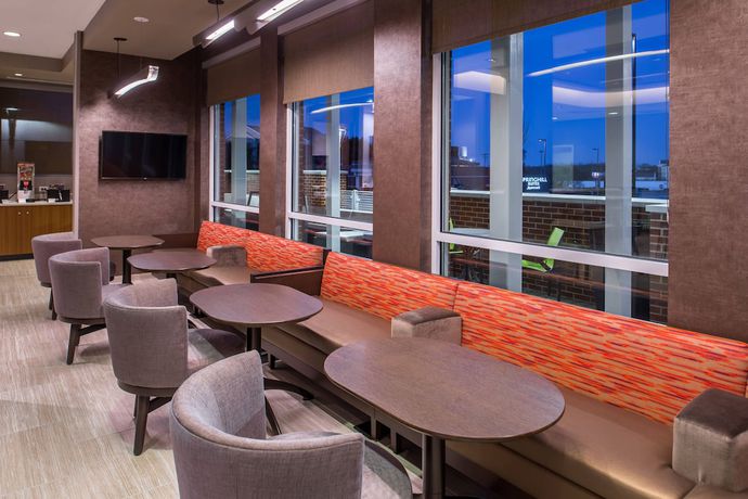 Imagen del bar/restaurante del Hotel Springhill Suites By Marriott Greensboro Airport. Foto 2