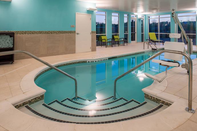 Imagen de la piscina del Hotel Springhill Suites By Marriott Greensboro Airport. Foto 11