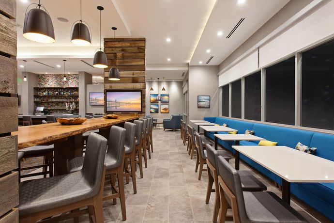 Imagen del bar/restaurante del Hotel Springhill Suites By Marriott Huntington Beach Ora. Foto 3