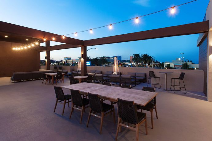 Imagen del bar/restaurante del Hotel Springhill Suites By Marriott Huntington Beach Ora. Foto 5
