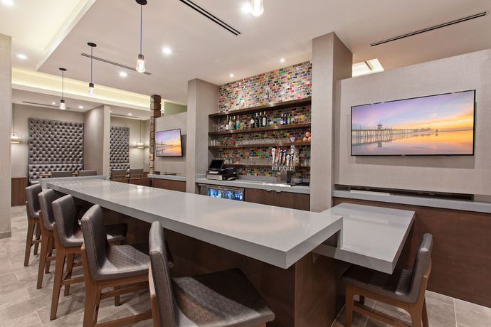 Imagen del bar/restaurante del Hotel Springhill Suites By Marriott Huntington Beach Ora. Foto 8
